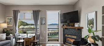 Fred Tibbs #17 I Ocean View I Fireplace I Downtown I Bakery I Cozy