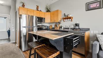 Geladeira, micro-ondas, fogão, cooktop