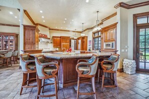 House, 6 Bedrooms | Private kitchen