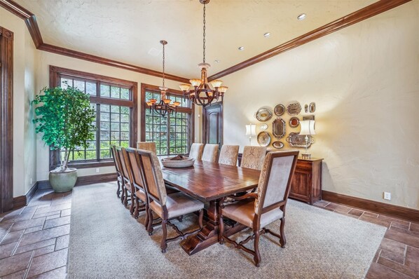 House, 6 Bedrooms | Dining