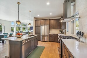 House, 3 Bedrooms | Private kitchen | Fridge, oven, coffee/tea maker - Golden Fox House 4 Bedroom Home by RedAwning (Breckenridge)