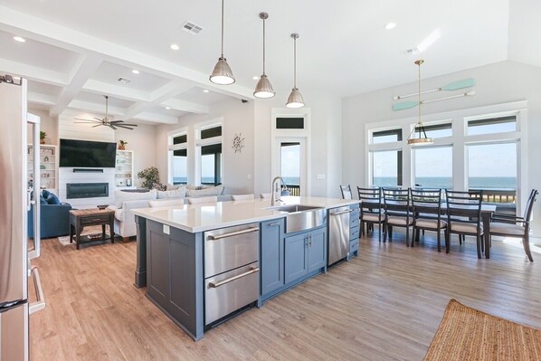 Eigene Küche | Kühlschrank, Ofen, Wasserkocher mit Kaffee-/Teezubehör, Toaster