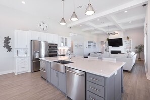 Eigene Küche | Kühlschrank, Ofen, Wasserkocher mit Kaffee-/Teezubehör, Toaster