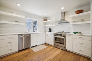 Townhome, 3 Bedrooms | Private kitchen | Fridge, oven, coffee/tea maker, toaster