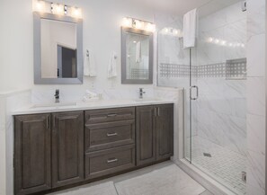 Condo, 2 habitaciones | Baño | Toallas y shampoo 