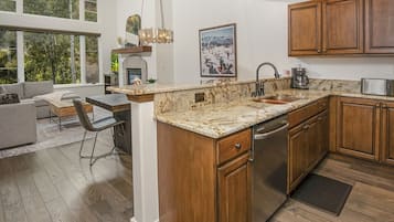 Refrigerador, horno, placa de cocina, cafetera/tetera