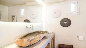 Dusche, Haartrockner, HandtĂŒcher, Shampoo