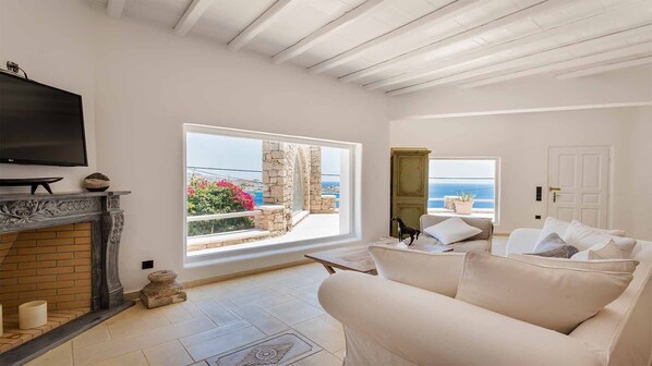 Smart TV, fireplace
