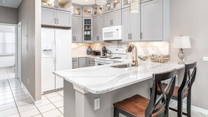 Condo, nhiều giường, có thể sử dụng hồ bơi, quang cảnh biển (#11 - No Pets) | Bếp riêng | Dụng cụ pha cà phê/trà, tủ lạnh, lò vi sóng, lò nướng
