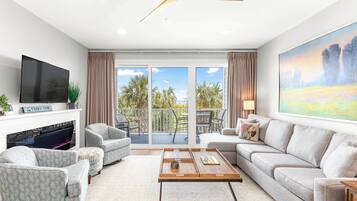 Condo, nhiều giường, có thể sử dụng hồ bơi, quang cảnh biển (#2 - No Pets) | Khu phòng khách | TV 40-inch có truyền hình kỹ thuật số, lò sưởi