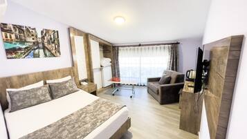 Standard Room | Premium bedding, laptop workspace, blackout drapes, iron/ironing board