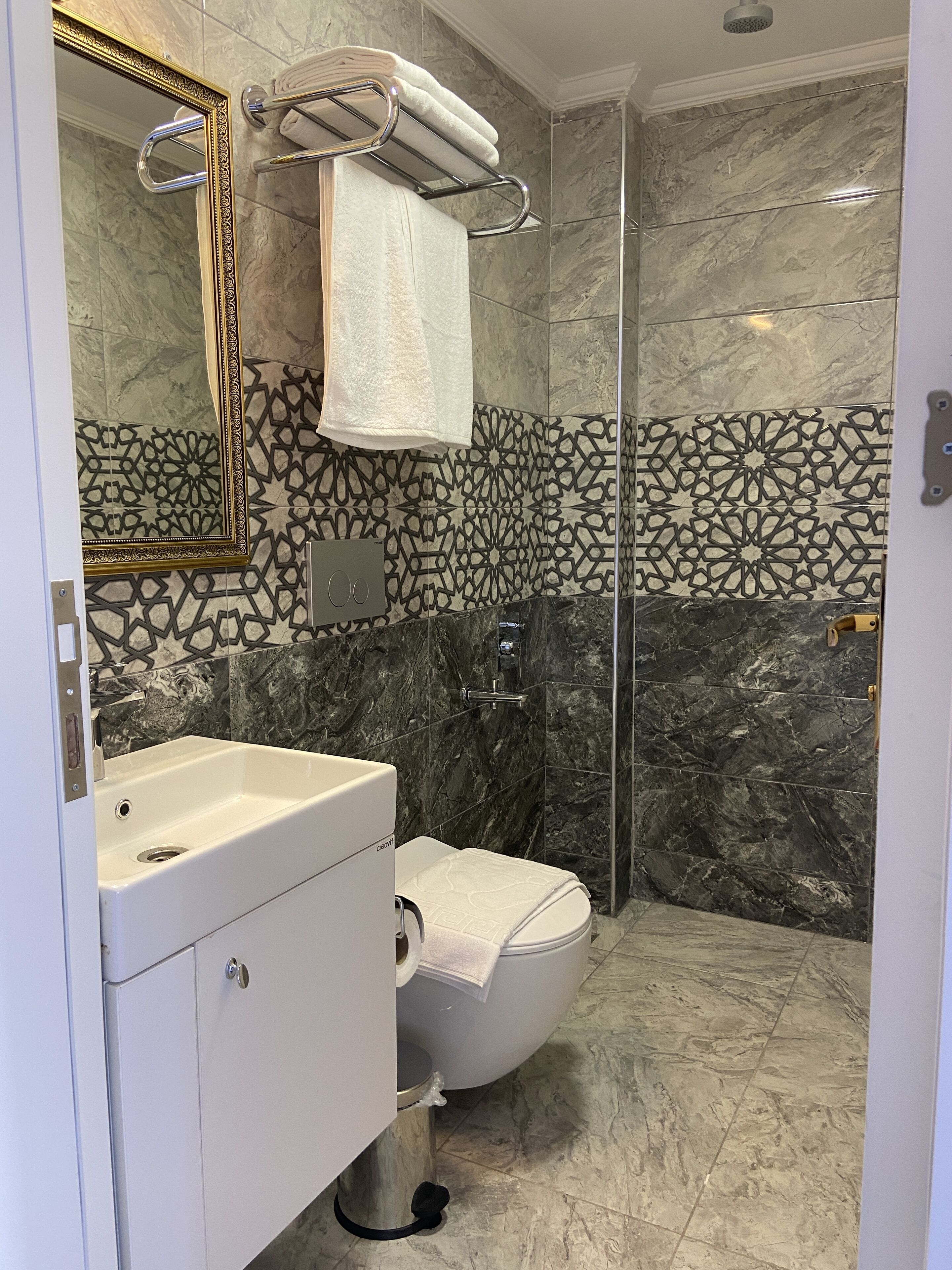 Un baño con lavamanos, inodoro y ducha.