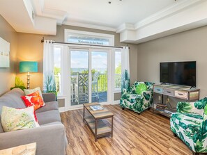 Apartamento, varias camas, cocina, vistas al mar (#106 - No Pets) | Zona de estar | Televisión de 40 pulgadas con canales digitales