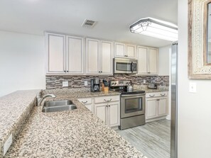 Apartamento, varias camas, cocina, vistas al mar (#107 - No Pets) | Cocina privada | Frigorífico, microondas, horno y placa de cocina