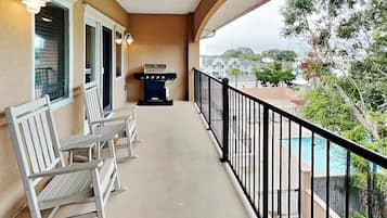 Apartment, Mehrere Betten, Balkon, Poolblick (#318 - No Pets) | Terrasse/Patio