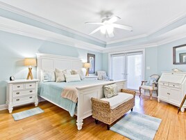 Appart'hôtel, plusieurs lits, bain à remous, vue piscine (209 - No Pets Allowed) | 3 chambres, fer et planche à repasser, Wi-Fi gratuit