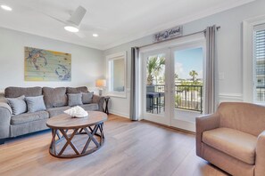 Condo, varias camas, balcón, vista al océano (#203 - No Pets) | Área de sala de estar | Televisión de pantalla plana de 40 pulgadas con canales digitales 