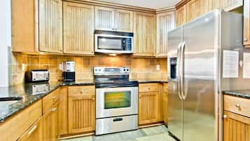 Condo, nhiều giường, bồn tắm nước nóng, quang cảnh hồ bơi (209 - No Pets Allowed) | Bếp riêng | Tủ lạnh, lò vi sóng, lò nướng, bếp nấu