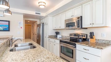 Condo, Berbilang Katil, Pool Access, Garden View (#11 - No Pets) | Dapur peribadi | Peti sejuk, ketuhar gelombang mikro, ketuhar, dapur