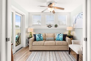 Apartamento, varias camas, acceso a la piscina (Captains Watch 8 - No Pets Allowed) | Zona de estar | Televisión de pantalla plana de 42 pulgadas con canales digitales