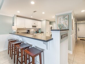 Lejlighed - flere senge - adgang til pool - delvis havudsigt (#633 - No Pets) | Privat køkken | Køleskab, mikrobølgeovn, ovn, kogeplade