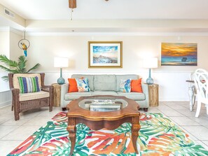 Apartment, Mehrere Betten, Poolzugang, eingeschränkter Meerblick (#634 - No Pets) | Wohnbereich