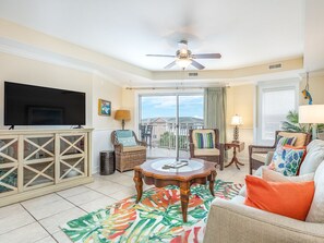 Apartment, Mehrere Betten, Poolzugang, eingeschränkter Meerblick (#634 - No Pets) | Wohnbereich