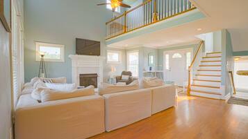 Een smart-tv, een open haard, tafelvoetbal en een tafeltennistafel