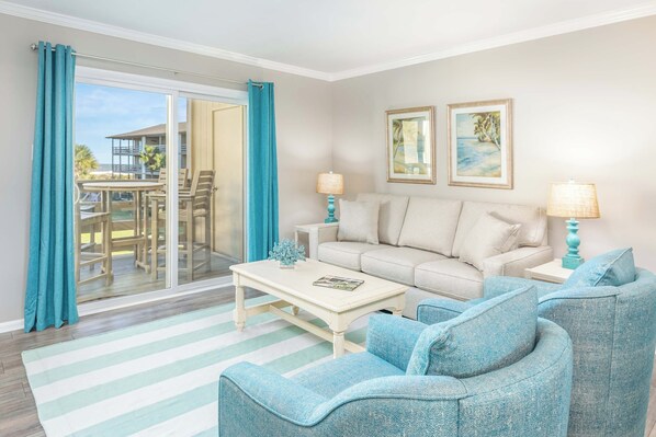 شقة - عدة أسرّة - بمطبخ - بمنظر جزئي للبحر (#29B - No Pets) | منطقة المعيشة | تلفزيون بحجم 40-بوصة يعرض قنوات تلفزيونية رقمية