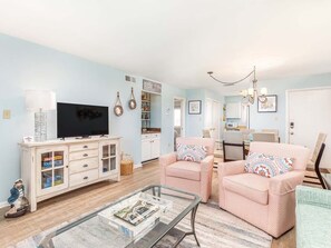 Apartamento, varias camas, cocina, vistas al mar (#14B - No Pets) | Zona de estar | Televisión de 40 pulgadas con canales digitales