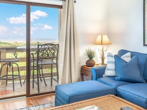 Apartamento, varias camas, acceso a la piscina, vistas al mar (#13B - No Pets) | Zona de estar | Televisión de 40 pulgadas con canales digitales