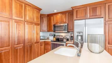 Condo, 1 King Bed with Sofa bed, Pool Access, Ocean View (333) | Private kitchen | Fridge, microwave, oven, stovetop