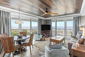 Apartment, 1 King-Bett und Schlafsofa, Poolzugang, Meerblick (#331 - No Pets) | Wohnbereich | Fernseher