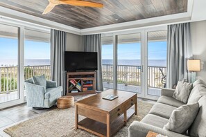 Apartment, 1 King-Bett und Schlafsofa, Poolzugang, Meerblick (#331 - No Pets) | Wohnbereich | Fernseher