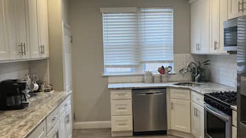 Fridge, microwave, stovetop, dishwasher