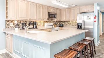 Condo, Berbilang Katil, Kitchen, Partial Sea View (#207 - No Pets) | Dapur peribadi | Peti sejuk, ketuhar gelombang mikro, ketuhar, dapur