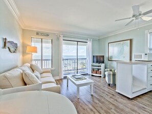 Condo, 1 cama King size y sofá cama, cocina, vista al océano (#A32 - No Pets) | Área de sala de estar | Televisión 