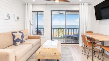 公寓式客房, 1 张特大床和 1 张沙发床, 使用泳池, 海洋景观 (#A220 - No Pets) | 起居区 | 电视