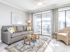 Appartamento, 1 letto king con divano letto, cucina, vista oceano (#B302 - No Pets) | Area soggiorno | TV