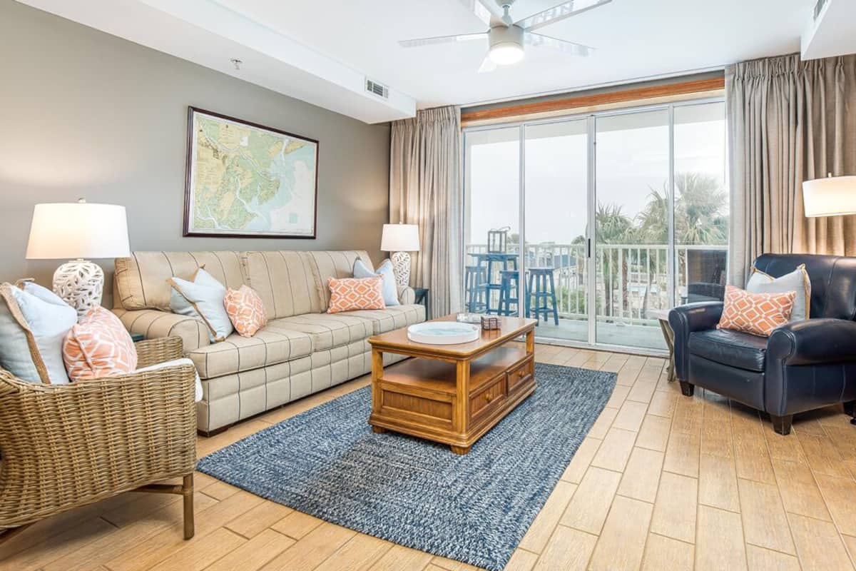 Apartment, Mehrere Betten, Poolzugang, Strandblick (125 - Pet Friendly) | Wohnbereich | Fernseher