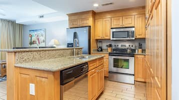 Apartment, Mehrere Betten, Poolzugang, Strandblick (#122 - No Pets) | Eigene Küche | Kühlschrank, Mikrowelle, Ofen, Herdplatte