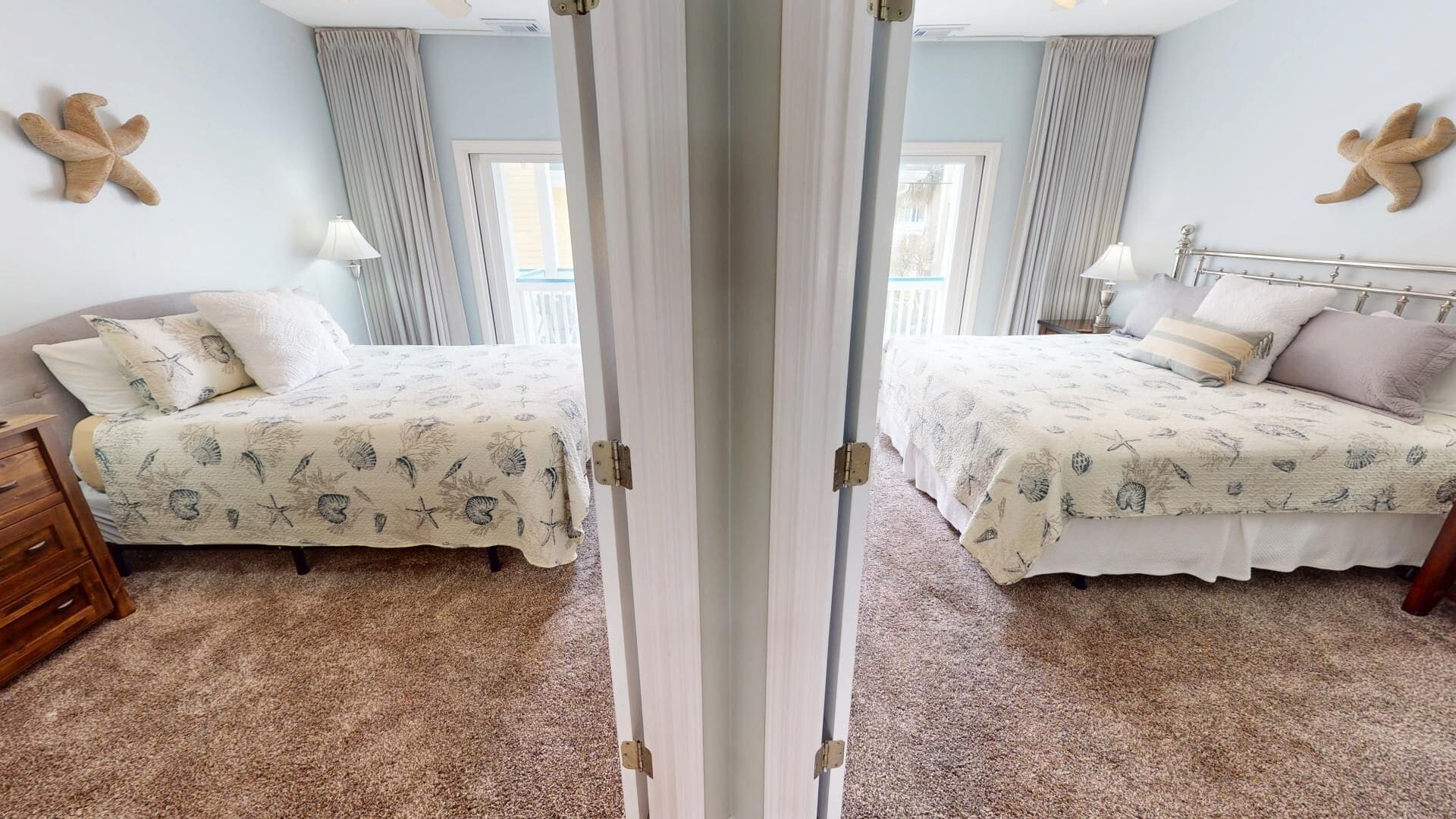 Ein Spiegelbild zeigt ein Schlafzimmer mit zwei Betten, einer Holzkommode und einem großen Spiegel.