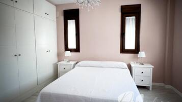5 Schlafzimmer, Bügeleisen/Bügelbrett, WLAN, Bettwäsche