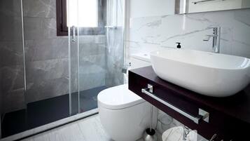 Combined shower/bathtub, hair dryer, towels