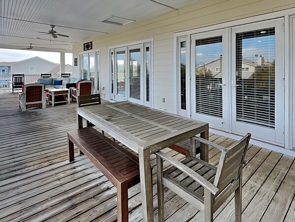 Outdoor dining - 5 Oclock Somewhere by Tybee Vacation Rentals (Tybee Island)