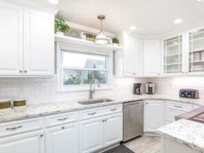 Casa, varias camas, chimenea, vista al océano | Cocina privada | Refrigerador, microondas, horno y parrilla de estufa 