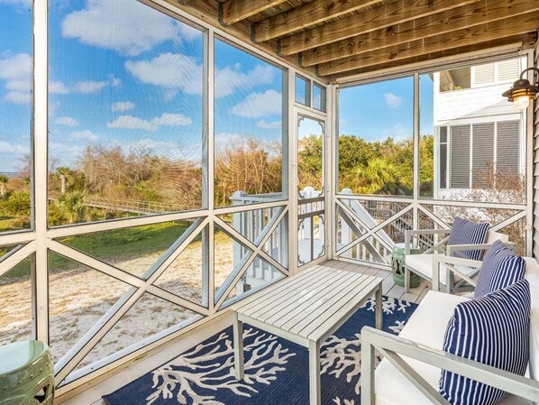 Casa, varias camas, chimenea, vista al océano | Áreas de la propiedad