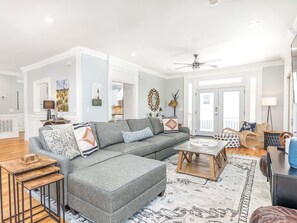 獨棟房屋, 多張床, 熱水浴缸, 部分海景 | 起居區 | 電視