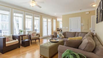 Ferienhaus, Mehrere Betten, Küche, Gartenblick | Wohnbereich | Fernseher