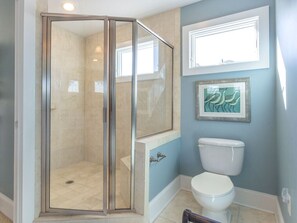 Casa, varias camas, cocina, vistas al jardín | Baño | Toallas y papel higiénico